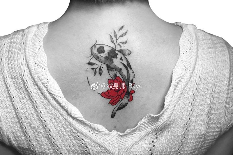 鱼摆摆纹身图片_成品背部清新传统动物纹身图案