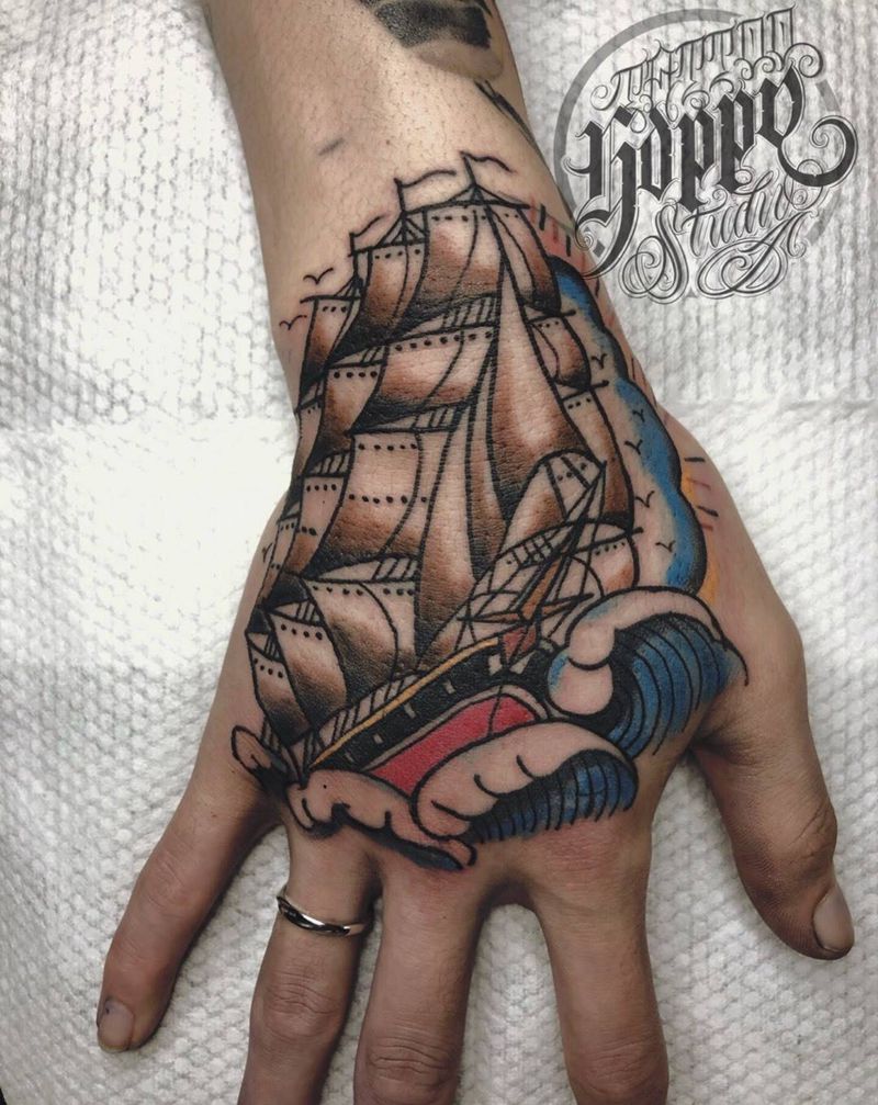 帆船纹身图片_手部Old School纹身图案