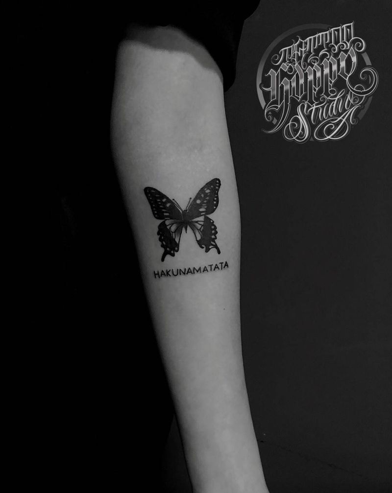 燕尾蝶纹身图片_手臂手部New School点刺纹身图案