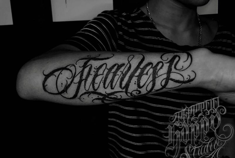 暗黑花体纹身图片_手臂手部花体字纹身图案