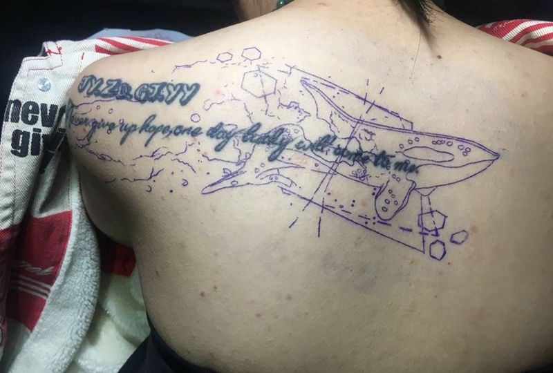 暴力遮盖纹身图片_背部水彩水墨纹身图案