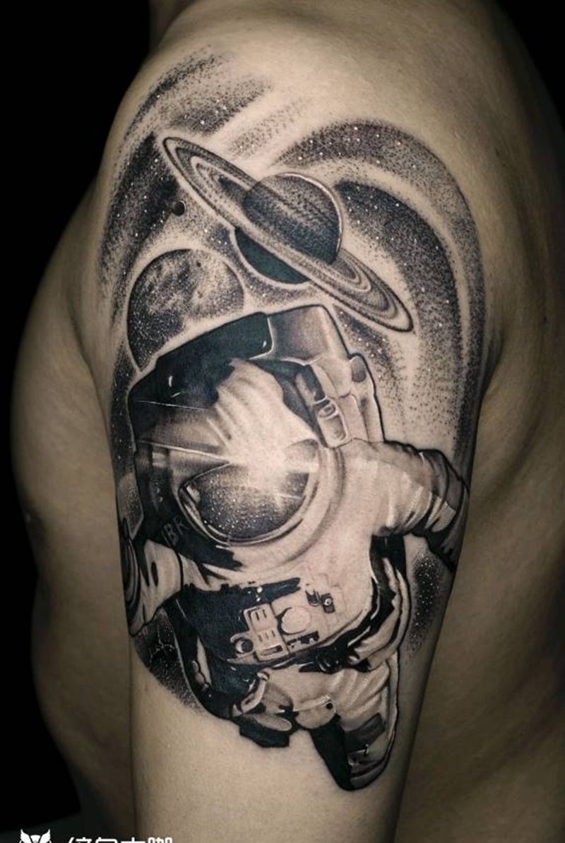 宇航员纹身图片_手臂欧美写实纹身图案