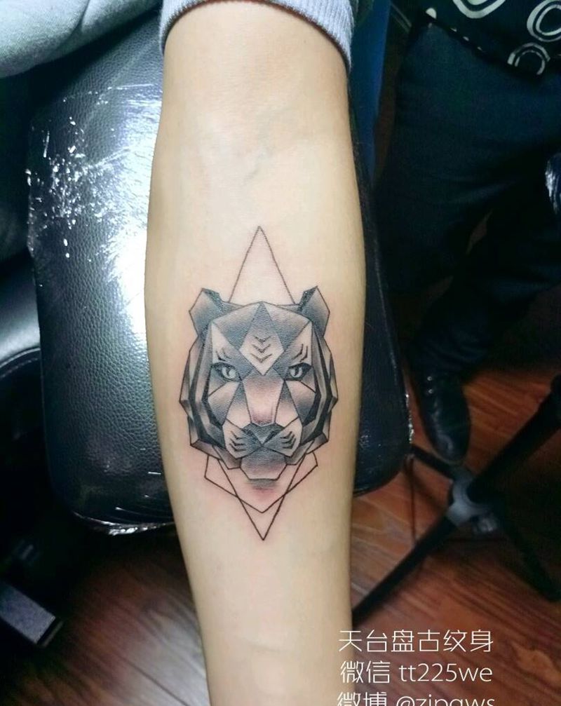 几何虎头纹身图片
