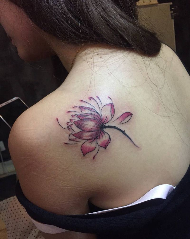 荷花纹身图片_背部新传统纹身图案