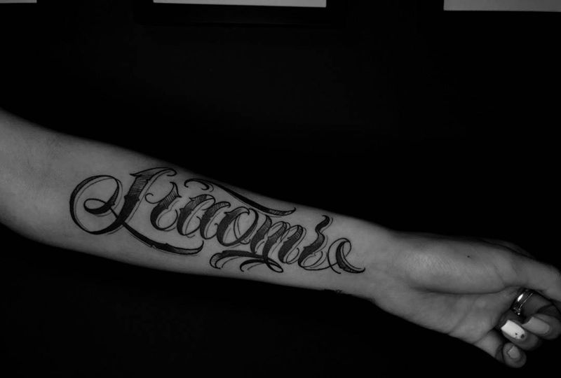 花体字纹身图片_手部手臂花体字纹身图案