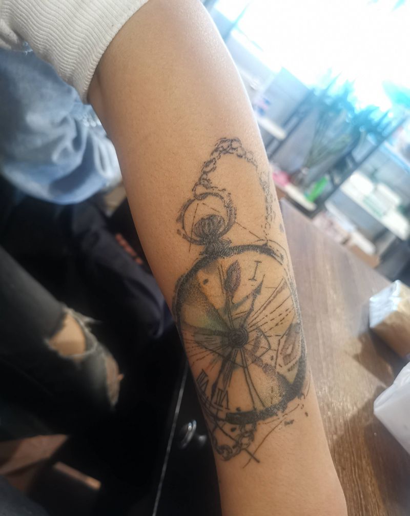 小臂遮盖，纹身图片_手部老传统花体字纹身图案