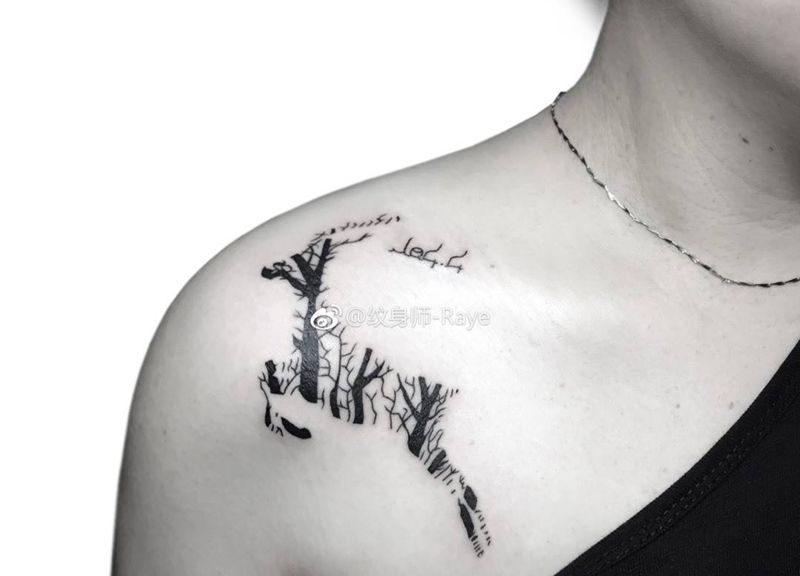 鹿纹身图片_成品胸部欧美清新动物图腾线条纹身图案