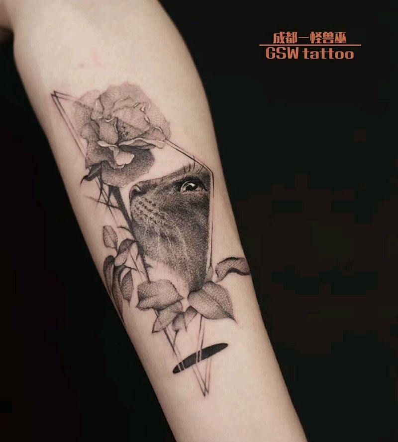 猫与花纹身图片_手臂纹身图案