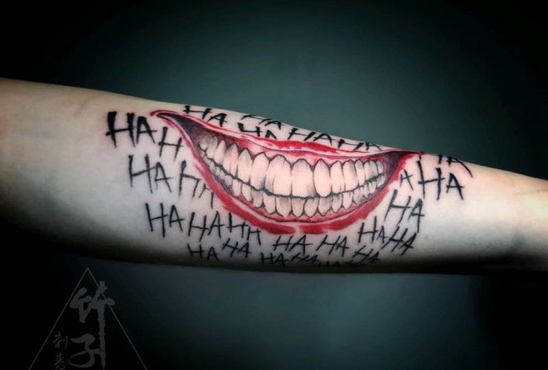小丑的笑纹身图片_手臂手部欧美写实人物静物成品纹身图案