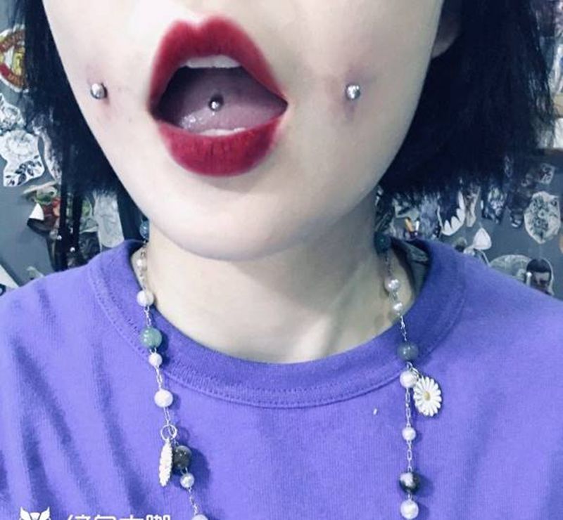 酒窝钉，舌钉纹身图片_颈部纹身图案