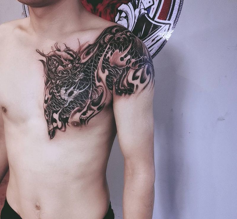 过肩麒麟，遮盖纹身图片_胸部肩部新传统老传统纹身图案