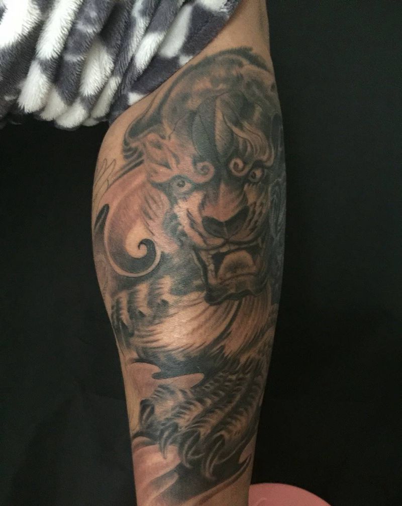 小腿福狮纹身图片_成品腿部传统刺青纹身图案