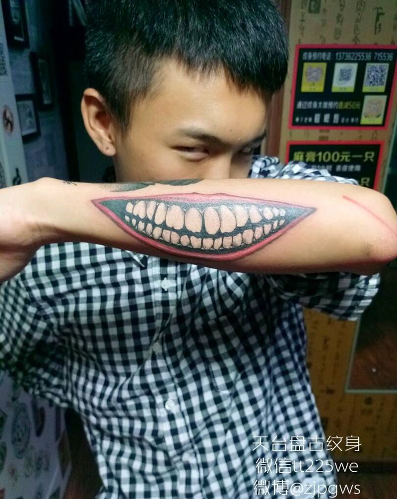 大嘴巴纹身图片_手臂手部传统成品纹身图案