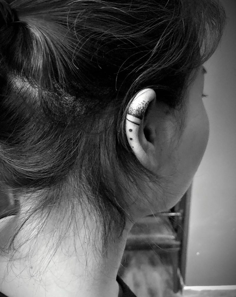 耳朵纹身纹身图片_点刺纹身图案