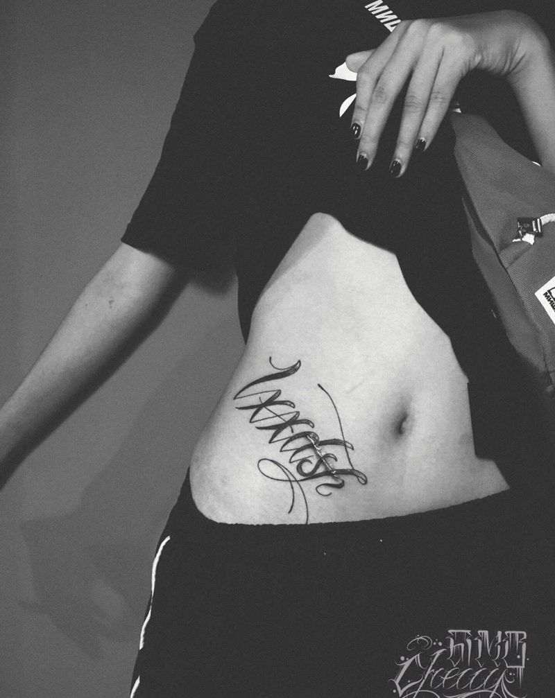 小花体纹身图片_腹部花体字纹身图案