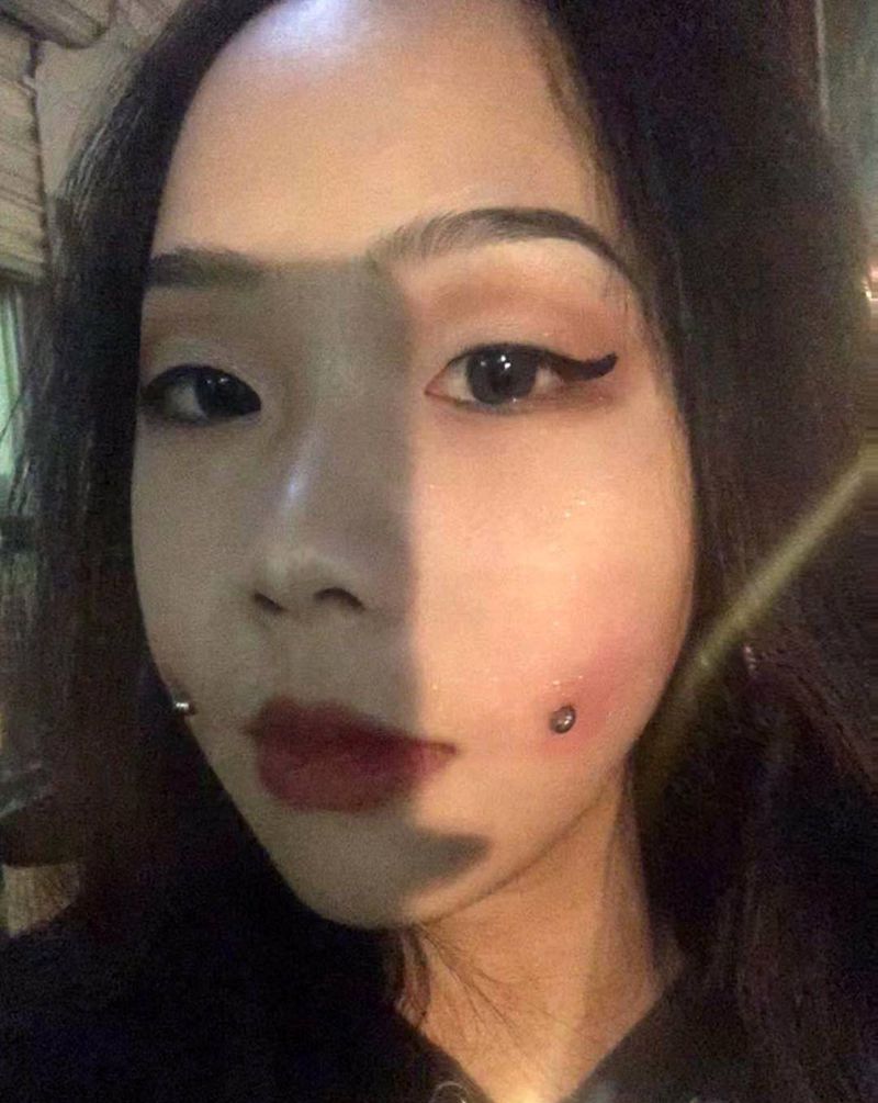 酒窝钉纹身图片_颈部纹身图案