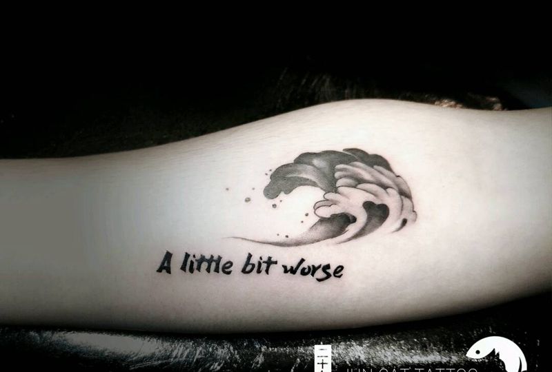 浪纹身图片_手臂清新浪花英文成品纹身图案