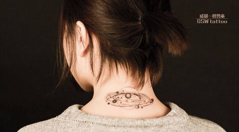 宇宙纹身图片_成品颈部清新几何字符纹身图案