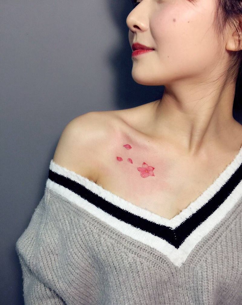 桃花纹身图片_成品肩部写实植物静物纹身图案