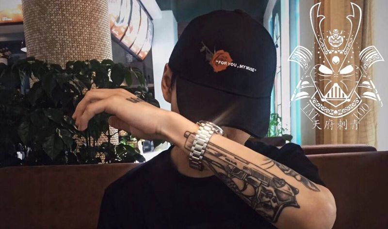 沙鹰纹身图片_成品手臂写实静物纹身图案