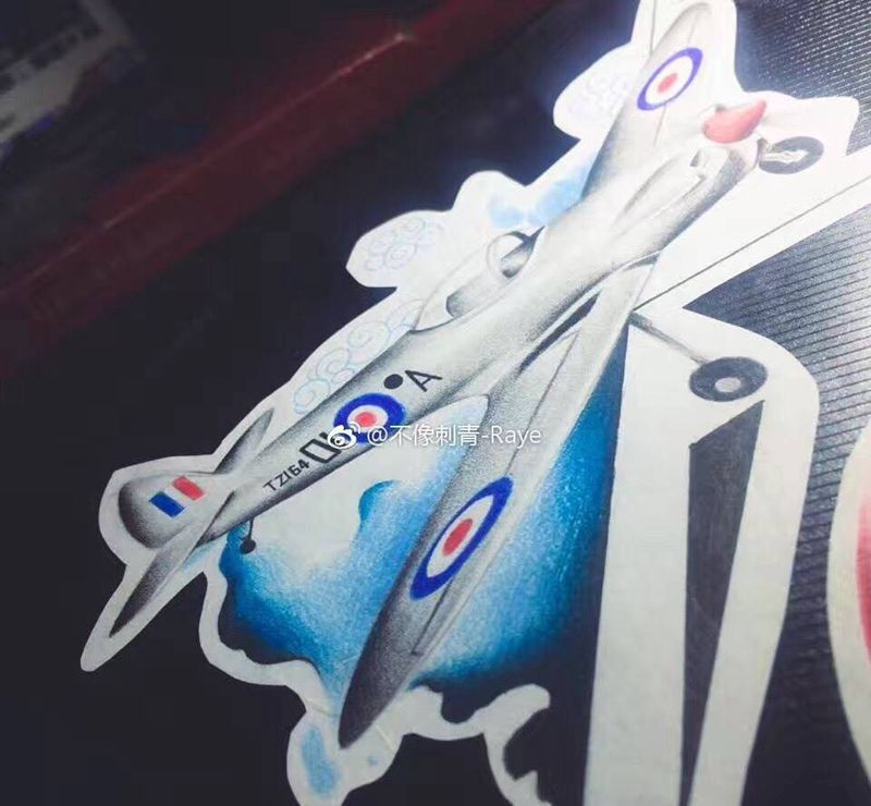 飞了个机纹身图片_手稿欧美清新原创纹身图案