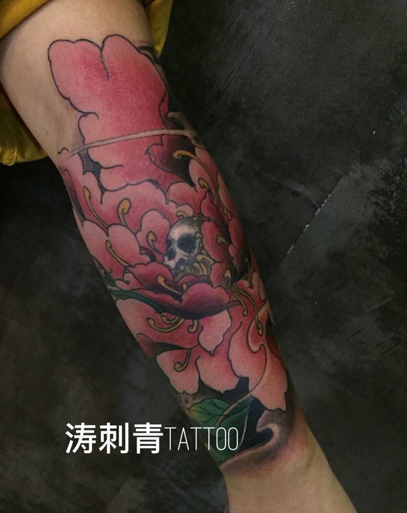牡丹陪骷髅纹身图片_成品手臂传统植物纹身图案