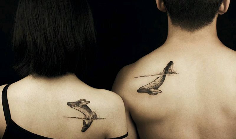 双生鲸鱼纹身图片_背部写实动物成品纹身图案