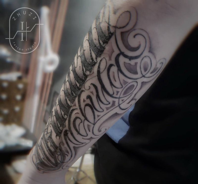 花体纹身图片_手臂手部花体字纹身图案