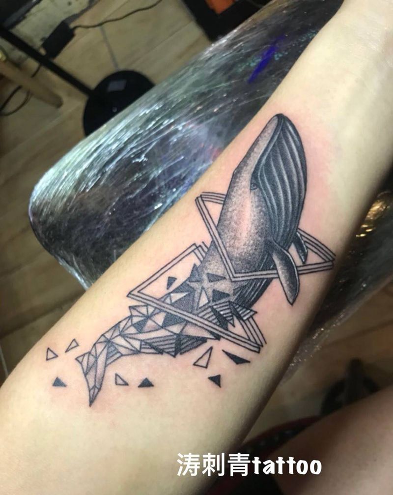 几何鲸鱼纹身图片_手臂几何点刺纹身图案