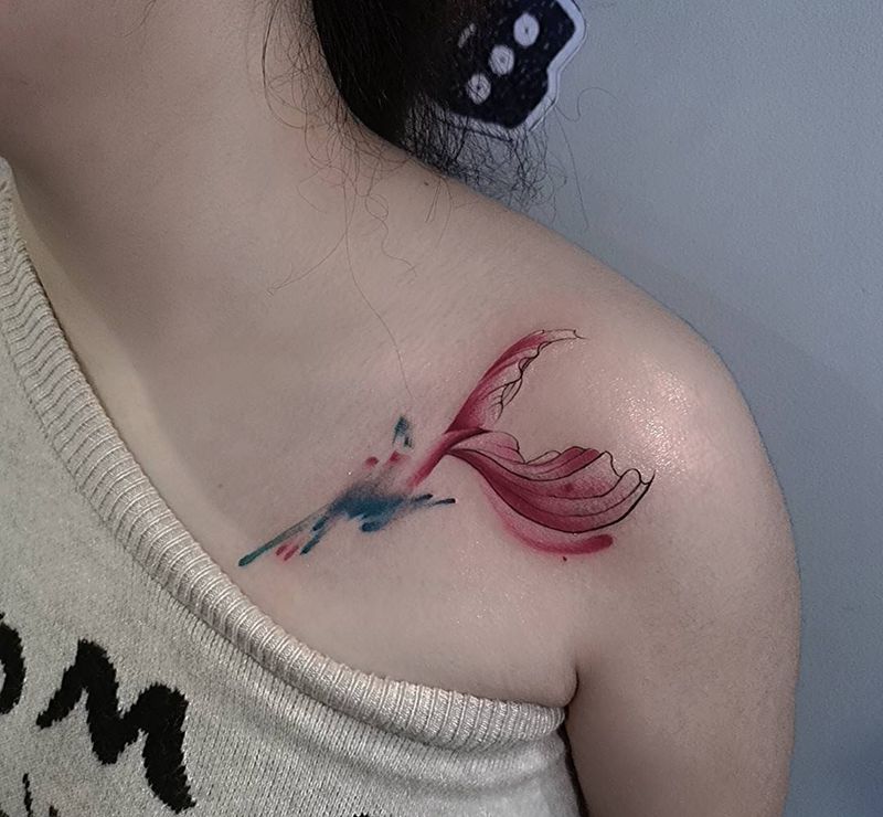 锁骨小清新纹身图片_肩部颈部水彩纹身图案