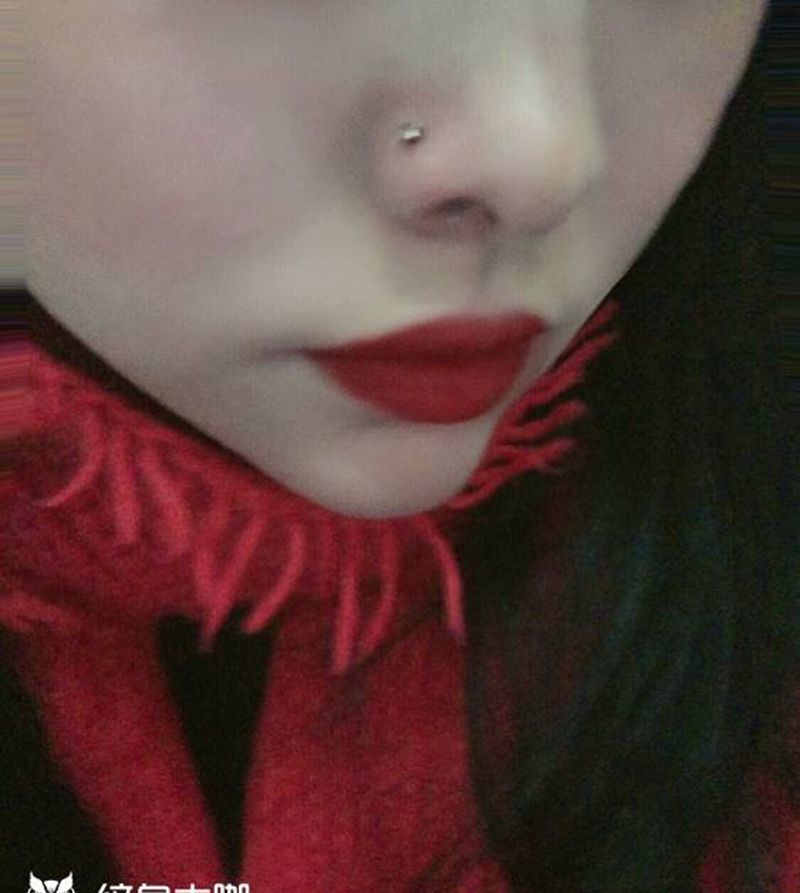 鼻钉纹身图片_颈部纹身图案