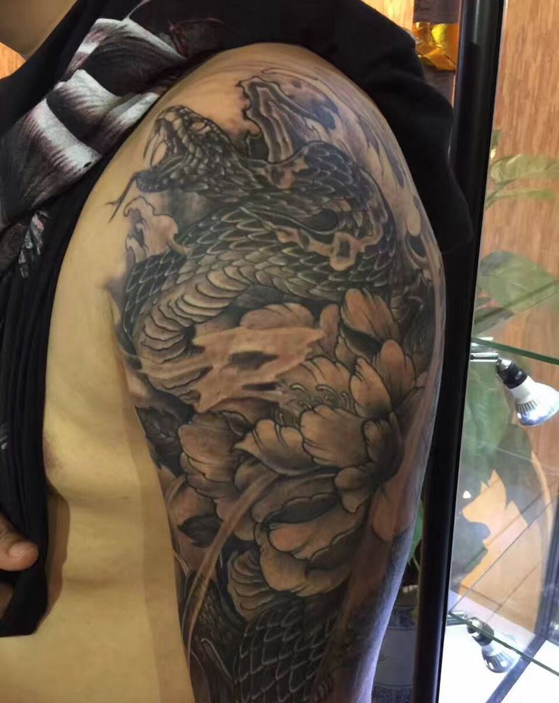 牡丹与蛇纹身图片_成品手臂纹身图案