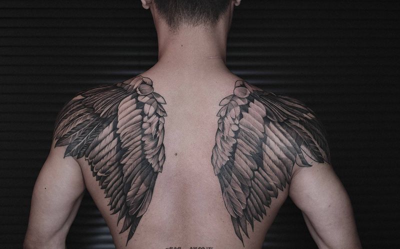 翅膀纹身图片_背部欧美写实纹身图案
