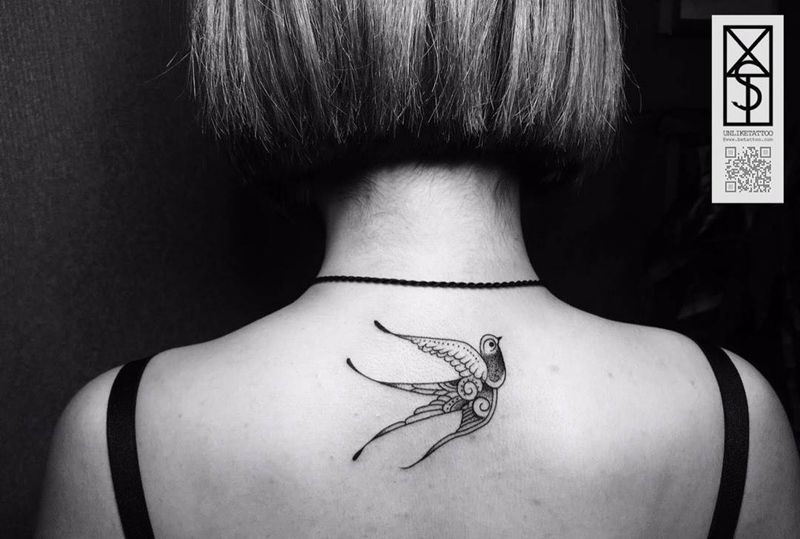 小燕砸纹身图片_成品插画背部欧美清新动物线条点刺纹身图案