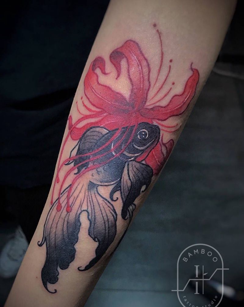 金鱼和彼岸花纹身图片_手臂手部新传统New School金鱼彼岸花纹身图案