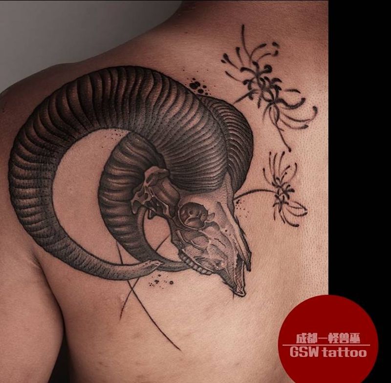 大角羚羊纹身图片_背部欧美写实纹身图案