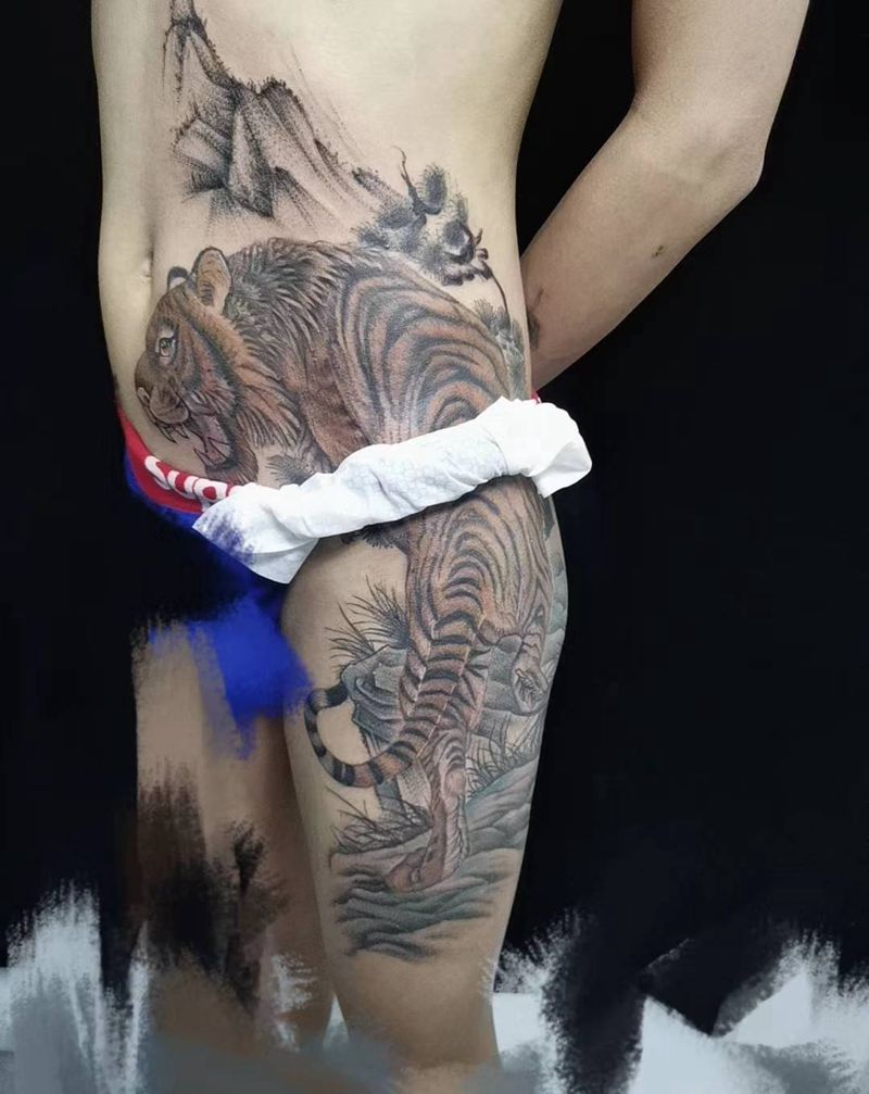 上山虎，纹身图片_腹部新传统欧美写实纹身图案