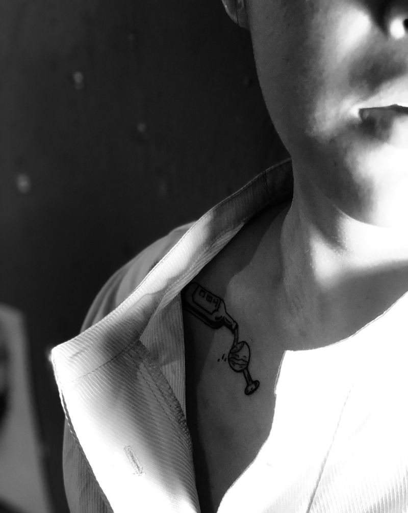 情爱似酒纹身图片