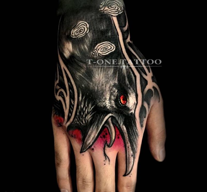 T-one纹身图片_手部欧美写实暗黑乌鸦纹身图案