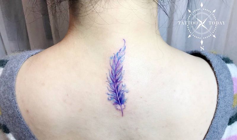 灵动羽毛纹身图片_原创静物颈部背部清新纹身图案