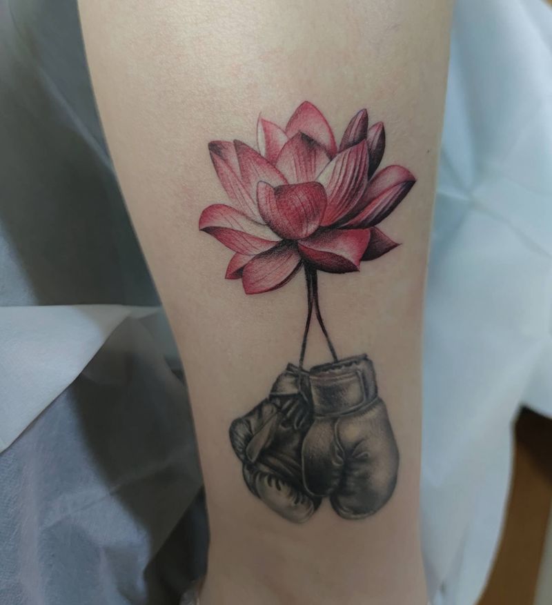 拳套&莲纹身图片_腿部欧美写实纹身图案