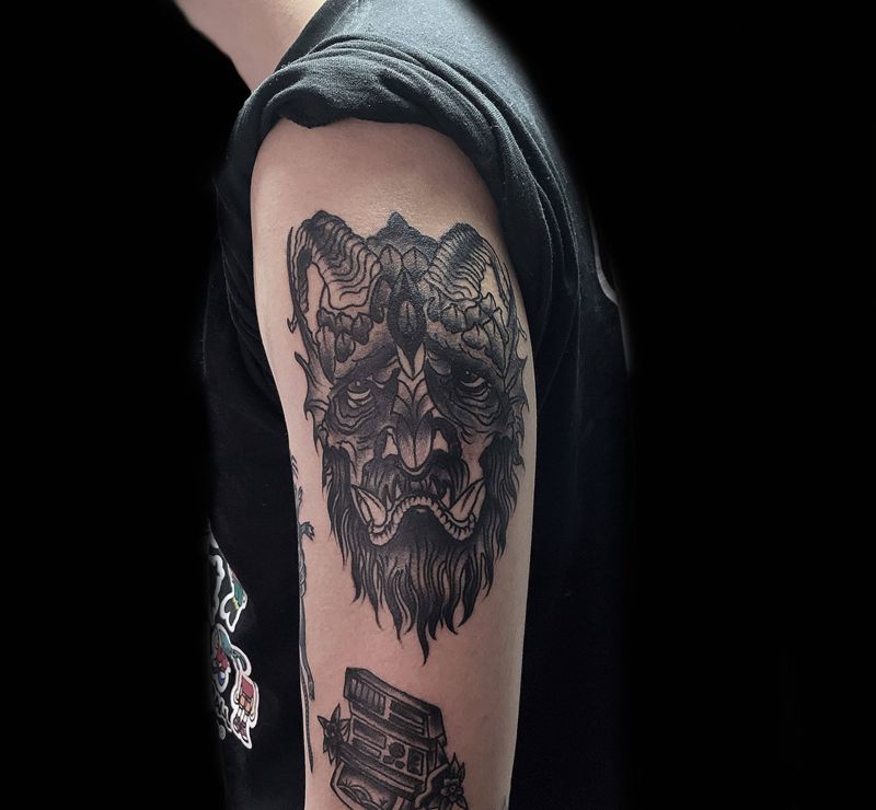 撒旦+照相机纹身图片_手臂Old School点刺撒旦照相机纹身图案