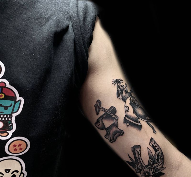 马蹄+打铁器纹身图片_手臂Old School马蹄打铁器纹身图案