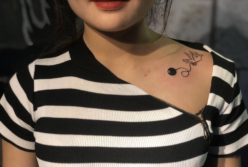 禁锢的自由纹身图片_胸部纹身图案