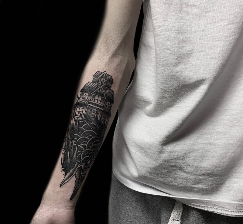 乌鸦暗黑纹身图片_手臂Old School点刺乌鸦建筑房子纹身图案