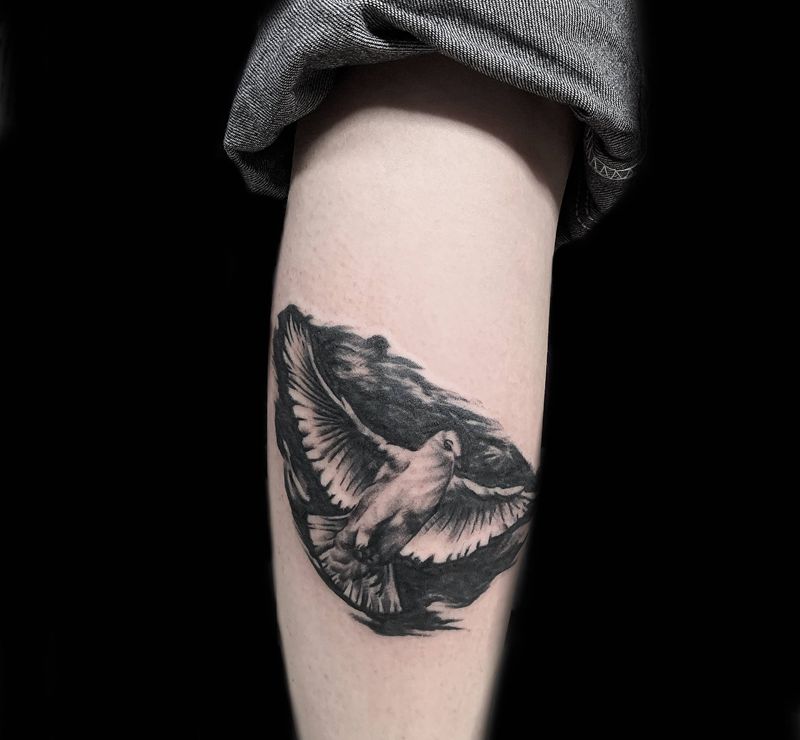 写实鸽子纹身图片_腿部欧美写实鸽子纹身图案
