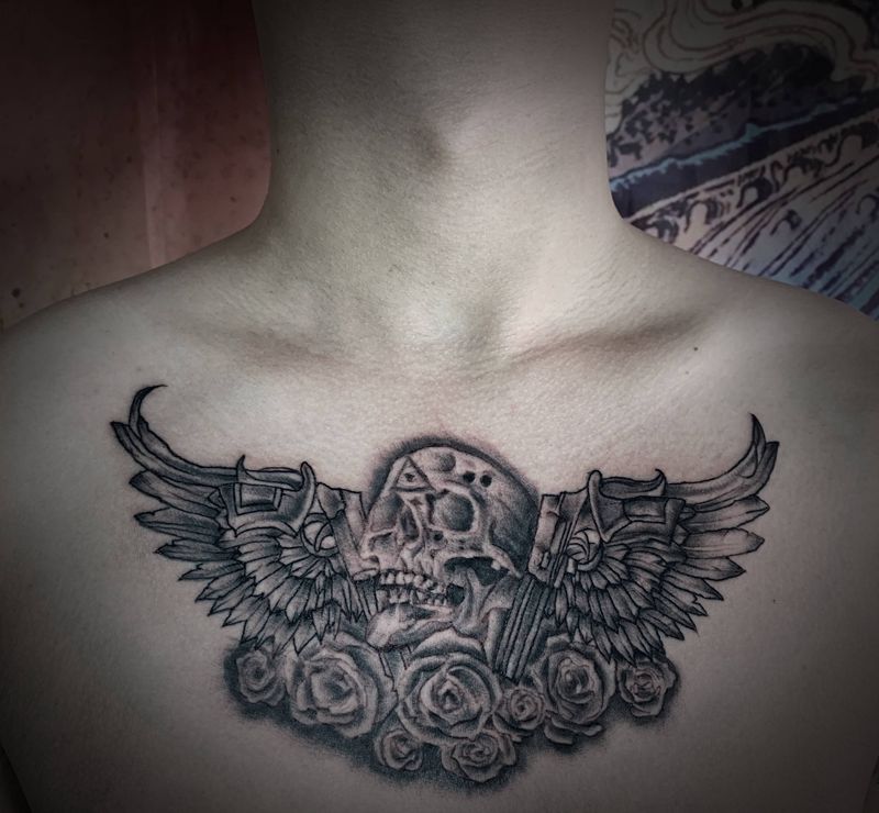 不算花胸 太小了纹身图片_胸部欧美写实Old School枪骷髅翅膀纹身图案