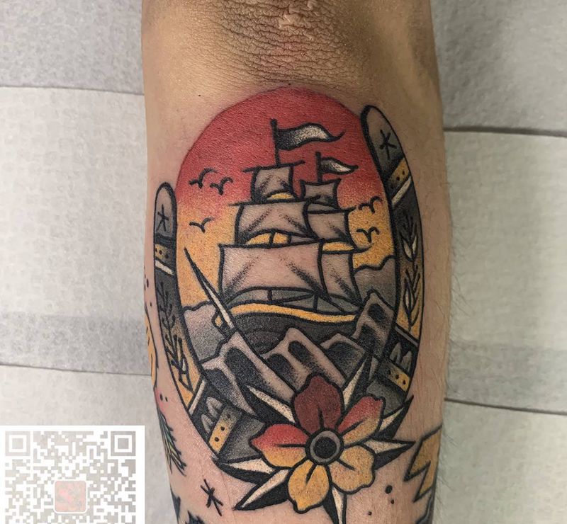oldschool帆船纹身图片_手臂Old School帆船马蹄纹身图案