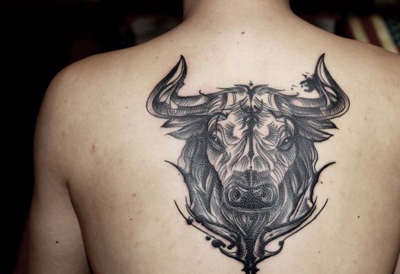 生肖-牛纹身图片_背部图腾水墨生肖背部黑灰纹身图案