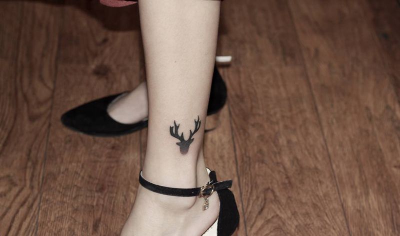 小清新-小鹿纹身图片_脚部腿部点刺水墨纹身图案